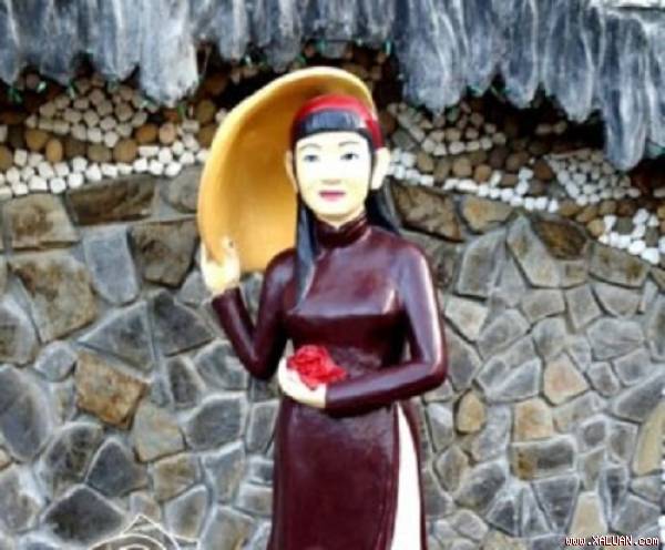 Bà L, vợ cả của đại gia Lê Ân được đại gia này tạc tượng để “nhớ mãi không quên những gì các bà vợ đã gây ra cho ông“.