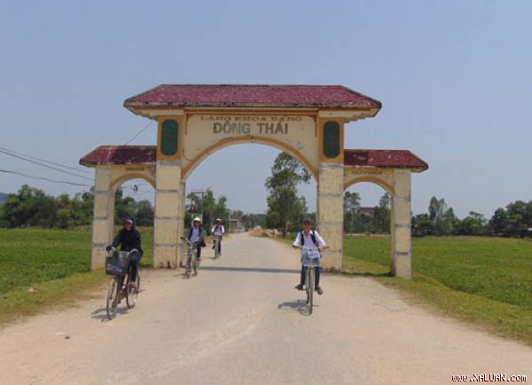    Cổng làng khoa bảng Đông Thái, xã Tùng Ảnh. Ảnh: Đức Hùng