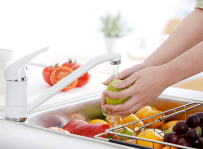 Rửa sạch hoa quả dưới vòi nước sau đó ngâm nước muối loãng là cách làm sạch hiệu quả.