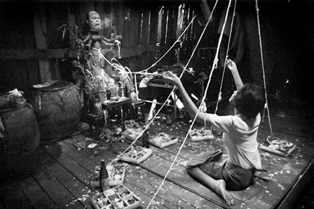 Bùa ngải, phù chú cùng với các tin đồn càng khiến người dân hoang mang về quyền năng của nó (Ảnh minh họa).