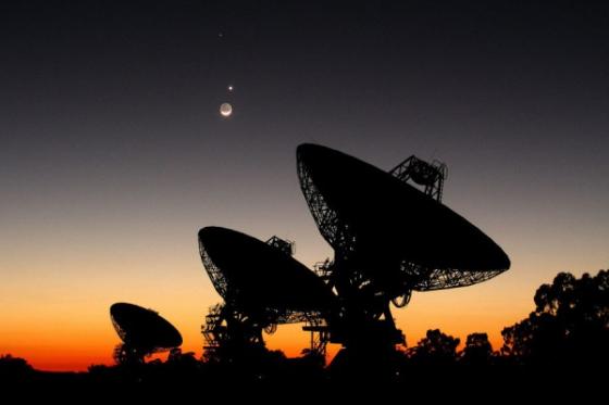 Hình ảnh mặt trăng sau những kính viễn vọng Australia Telescope Compact Array ở Narrabi, New South Wales.