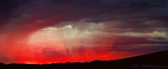 Bầu trời rực rỡ với sắc đỏ hòa quyện tuyệt diệu tại thành phố Ararat, thuộc bang Victoria, Úc.