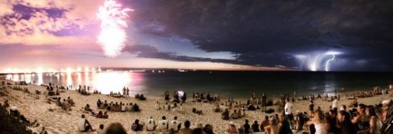 Một hình ảnh độc đáo ghi lại được tại Perth, Washington khi một bên là màn pháo hoa rực rỡ và bên kia là những tia sét lóe sáng kỳ diệu.