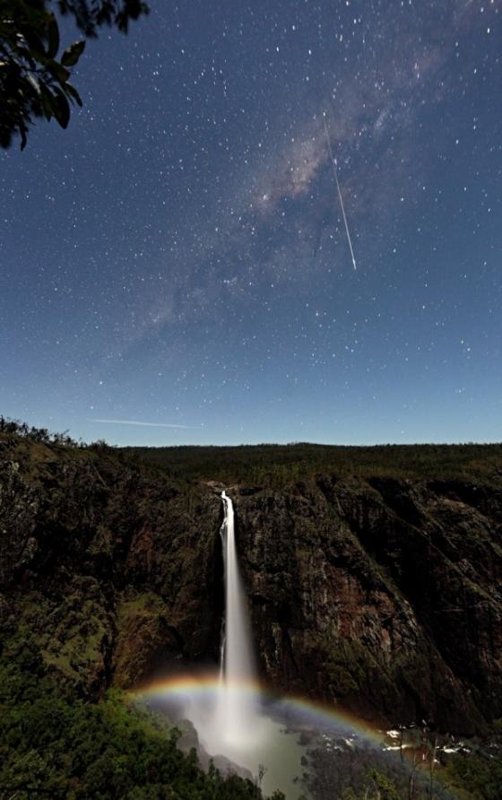 Một khung cảnh có 1-0-2 trên thế giới khi ở trên là những ngôi sao băng lộng lẫy và cầu vồng vắt ngang thác nước tại Queensland.