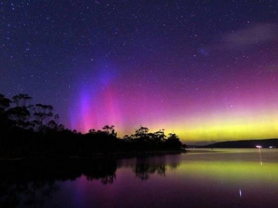 Bầu trời của Howden, Tasmania như được chiếu sáng bằng những đèn pha nhiều màu sinh động.