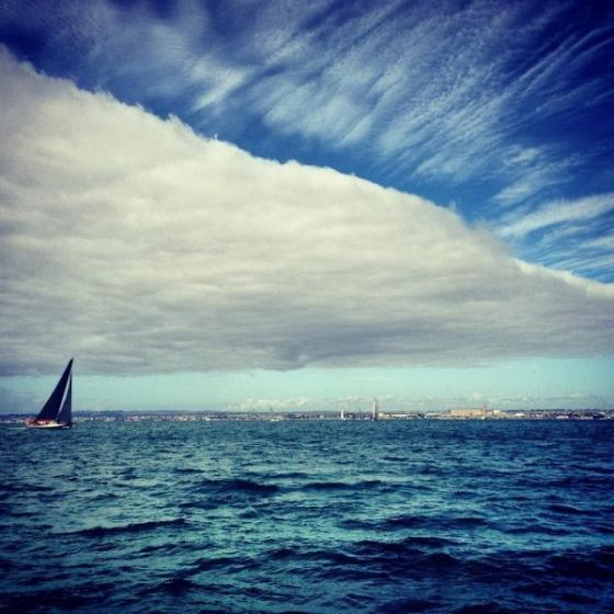Một màu xanh của sóng nước, mây trời choáng ngợp Geelong, Victoria.