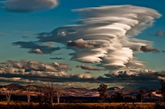 Đám mây giống như những “cơn lốc” di chuyển qua Woodlands, Queensland.
