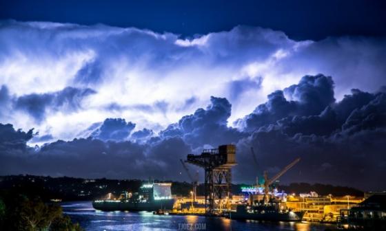 Khung cảnh bầu trời đầy hoang dã với những đám mây đêm trôi bồng bềnh trên khu phố cảng Woolloomooloo, vùng ngoại ô phía đông thành phố Sydney, Úc.