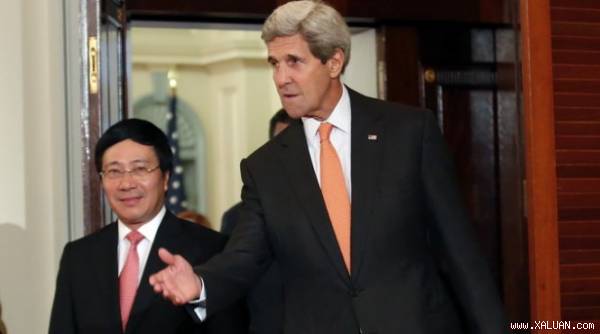 Phó thủ tướng Phạm Bình Minh và Ngoại trưởng Mỹ John Kerry - Ảnh: Reuters