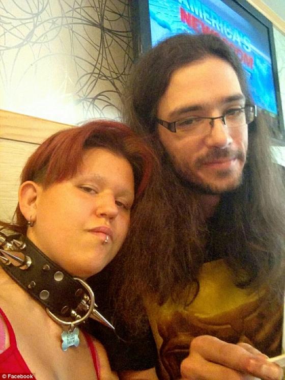 Xôn xao hình ảnh cô gái đeo xích chó được bạn trai dắt đi dạo