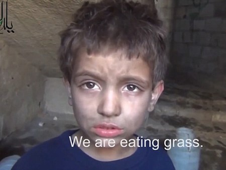 Cậu bé khiến nhiều người bị sốc khi cho biết đã phải ăn cỏ để sống sót