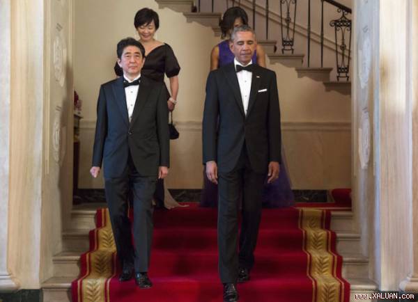 Tổng thống Mỹ Barack Obama (phải) và Thủ tướng Nhật Bản Shinzo Abe - Ảnh: Reuters