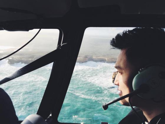 Quang Vinh du ngoạn Australia bằng trực thăng