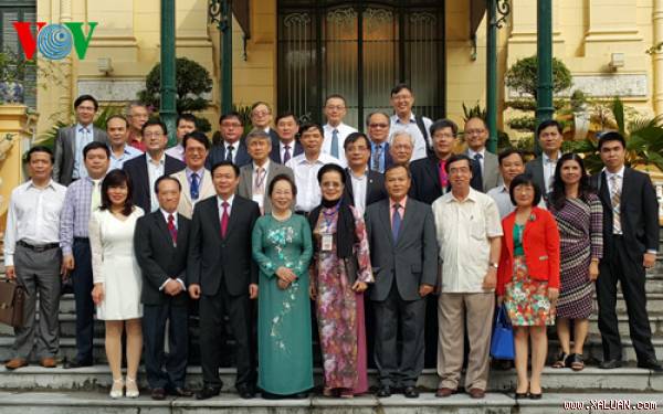 Phó Chủ tịch nước Nguyễn Thị Doan chụp ảnh lưu niệm với các nhà khoa học, trí thức Việt kiều