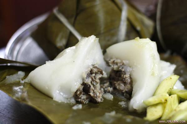 Bánh giò được xếp vào hàng những món ăn vặt có tiếng của Hà thành.