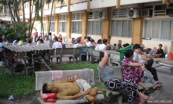 Nắm bắt tâm lý sợ bệnh tật của người bệnh, dân ba trợn tìm đủ mọi cách tiếp cận họ giữa đời thực và trên mạng ảo (ảnh chụp tại bệnh viện Ung Bướu).