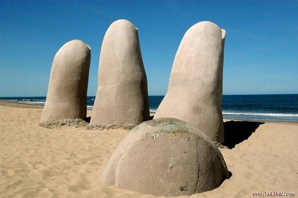 Bàn tay khổng lồ nhô lên giữa bãi cát trắng bên bờ biển Uruguay