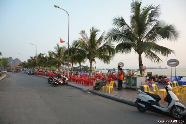 Phố ẩm thực ven biển ở Hạ Long.