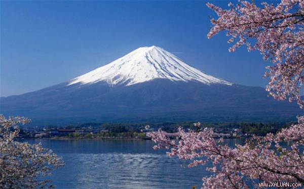 Núi Phú Sĩ là một trong những biểu tượng lớn của Nhật Bản. Núi Egmont ở New Zealand tương đối giống núi Phú Sĩ ở một số góc nhìn, do đó nó đã được dùng để thay thế cho Phú Sĩ trong phim The L