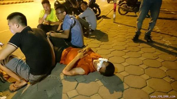 Phóng viên Đ. của báo Tuổi trẻ Thủ đô bị hành hung khi đang tác nghiệp.