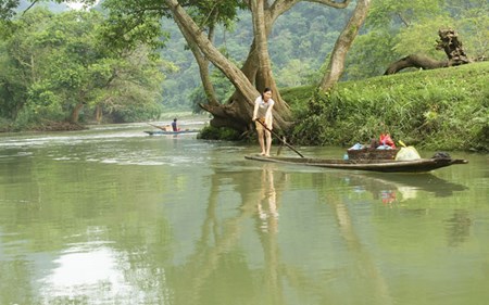 Cảnh đẹp của hồ Ba Bể như thiên đường nơi hạ giới. (Ảnh: G.T)