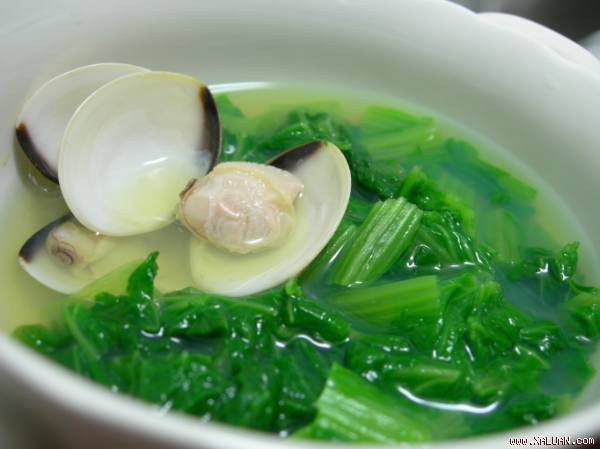 Canh ngao với rau cải thơm ngon khiến cả gia đình khó cưỡng.