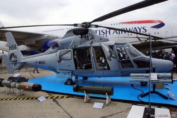 Trực thăng đa nhiệm AS565 Panthers do Airbus Helicopters chế tạo tại một triển lãm hàng không.