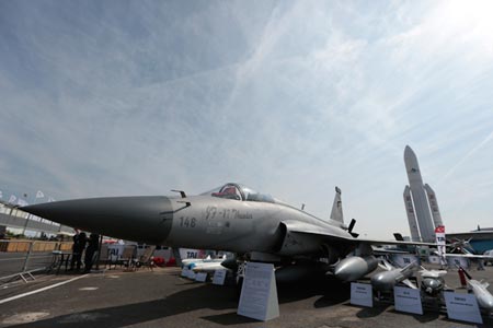 JF-17 khoe vũ khí tại Paris Air Show 2015.