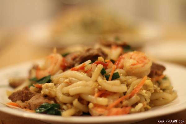 Ngoài ăn cùng nước mắm chua ngọt, bánh lọt xào thưởng thức cùng tương ớt cũng mang lại những hương vị khác biệt. Ảnh: blogradio