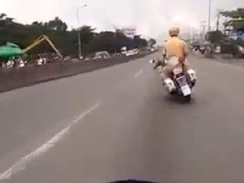 Có ý kiến cho rằng xe đang làm nhiễm vụ, dẫn đoàn chốt sau để xe dân không được vượt lên.