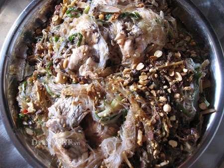 Đĩa cá hường bạc chưng tương cùng với bún tàu, nấm mèo, gừng non, củ hành tây tỏa mùi thơm ngát, thật hấp dẫn!. (Ảnh: BCT)