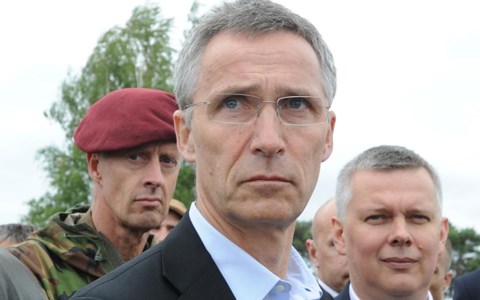 Tổng thư ký NATO Jens Stoltenberg (giữa) thông báo kế hoạch tăng quân của NATO ở khu vực biên giới Nga (ảnh: AP)