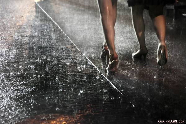 Để tránh bị sét đánh, không nên đi gần nhau trong cơn giông