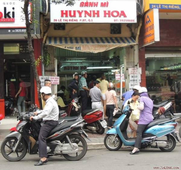    Tiệm bánh mì Huỳnh Hoa lúc nào cũng tấp nập người mua.