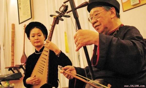 GS Trần Văn Khê mặc áo dài khăn đóng trình diễn nhạc cổ truyền - Ảnh: tư liệu gia đình