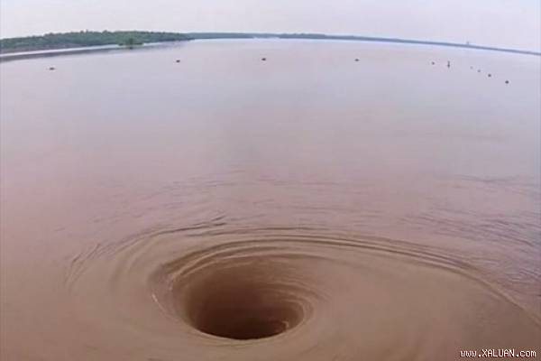 Xuất hiện xoáy nước khổng lồ hung hãn tại Mỹ