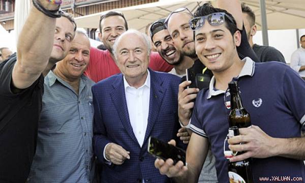 Sepp Blatter vui vẻ chụp ảnh cùng các nhân viên xây dựng bảo tàng FIFA. Ảnh: Reuters.