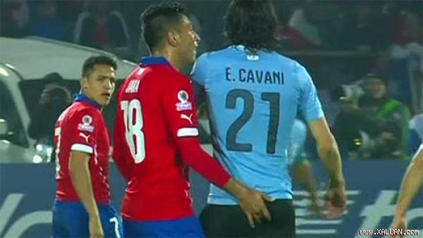 Jara chơi tiểu xảo để chọc tức Cavani.