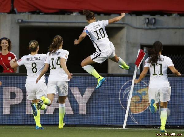 Carli Lloyd (số 10) đưa Mỹ vào bán kết. (Nguồn: Reuters)