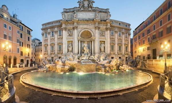 Đài phun nước Trevi nổi tiếng ở Rome.