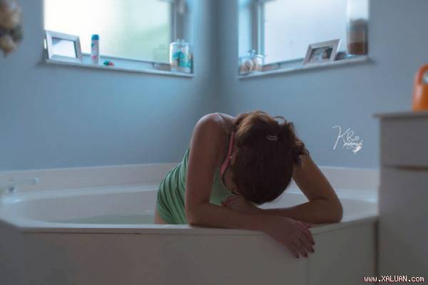 Vì đã lên kế hoạch sinh con dưới nước tại nhà nên khi có dấu hiệu đau đẻ, sản phụ đã vào bồn tắm nước ấm để cảm thấy nhẹ nhàng hơn.