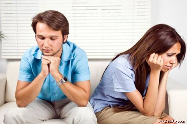 Hôn nhân khác xa tưởng tượng khiến cả Tuấn và Hương xa cách nhau dần dần (ảnh minh họa)