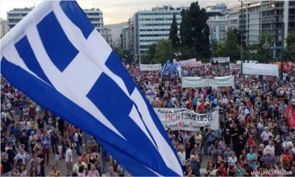 Người dân Hy Lạp biểu tình phản đối thắt chặt tại Athens. Ảnh: AP