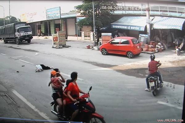 Sau đó người này nhanh chóng quay đầu xe chạy trốn.