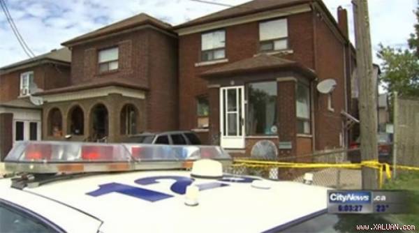 Cảnh sát canh giữ ngôi nhà xảy ra vụ một phụ nữ Việt bị đâm chết ở Toronto - Ảnh chụp từ clip đài truyền hình Citynews, Canada