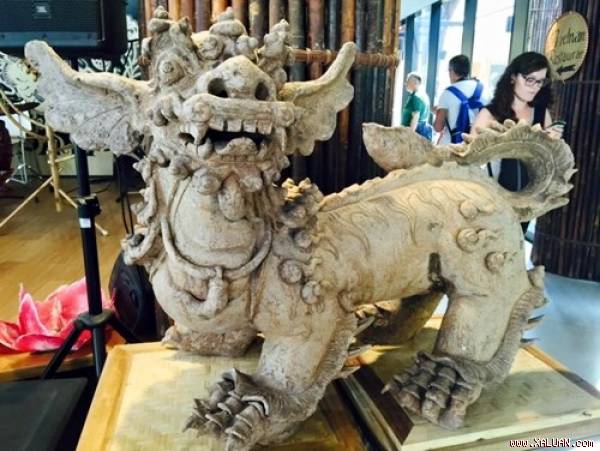 Một “linh vật“ được trưng bày tại gian hàng Việt Nam nhưng không ghi xuất xứ, ý nghĩa và không ai giải thích - Ảnh: Bà N.T.O cung cấp