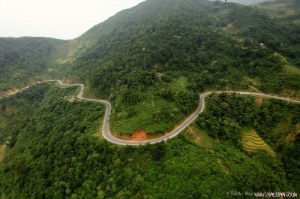 Một đoạn đường lên Mù Cang Chải. Ảnh: Vũ Tuấn Anh.