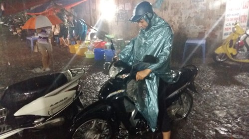 Phố Nghĩa Tân nước ngập lênh láng