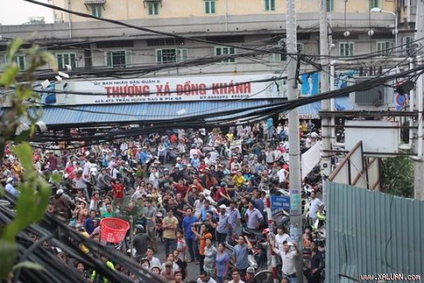 Việc tổ chức rải tiền trong ngày cúng cô hồn khiến giao thông ùn tắc.