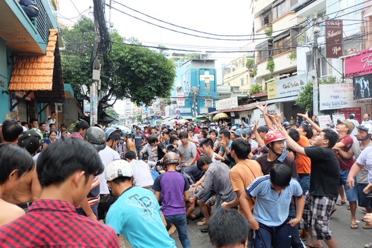 Trời nắng gắt nhưng nhiều người vẫn cố đợi để đến lúc gia chủ thả tiền.